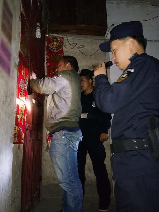 香港岛粗心妈妈误将幼女锁家中 