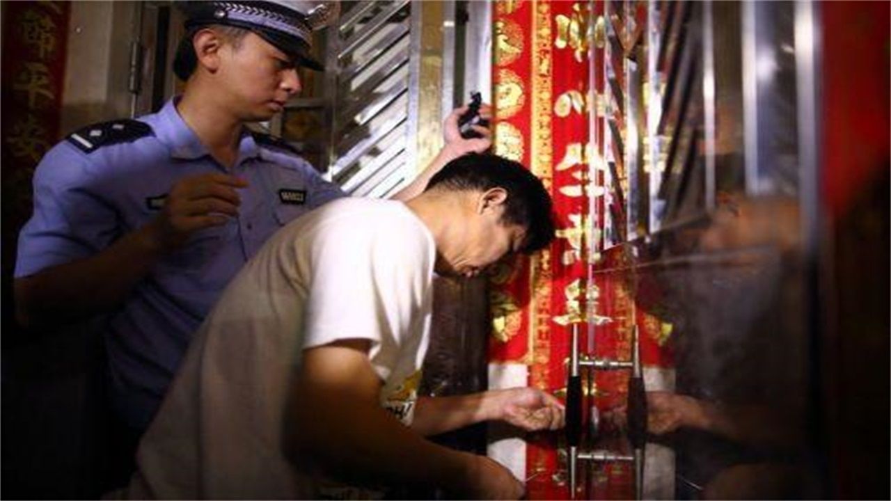 香港岛请开锁师傅开了锁后，师傅